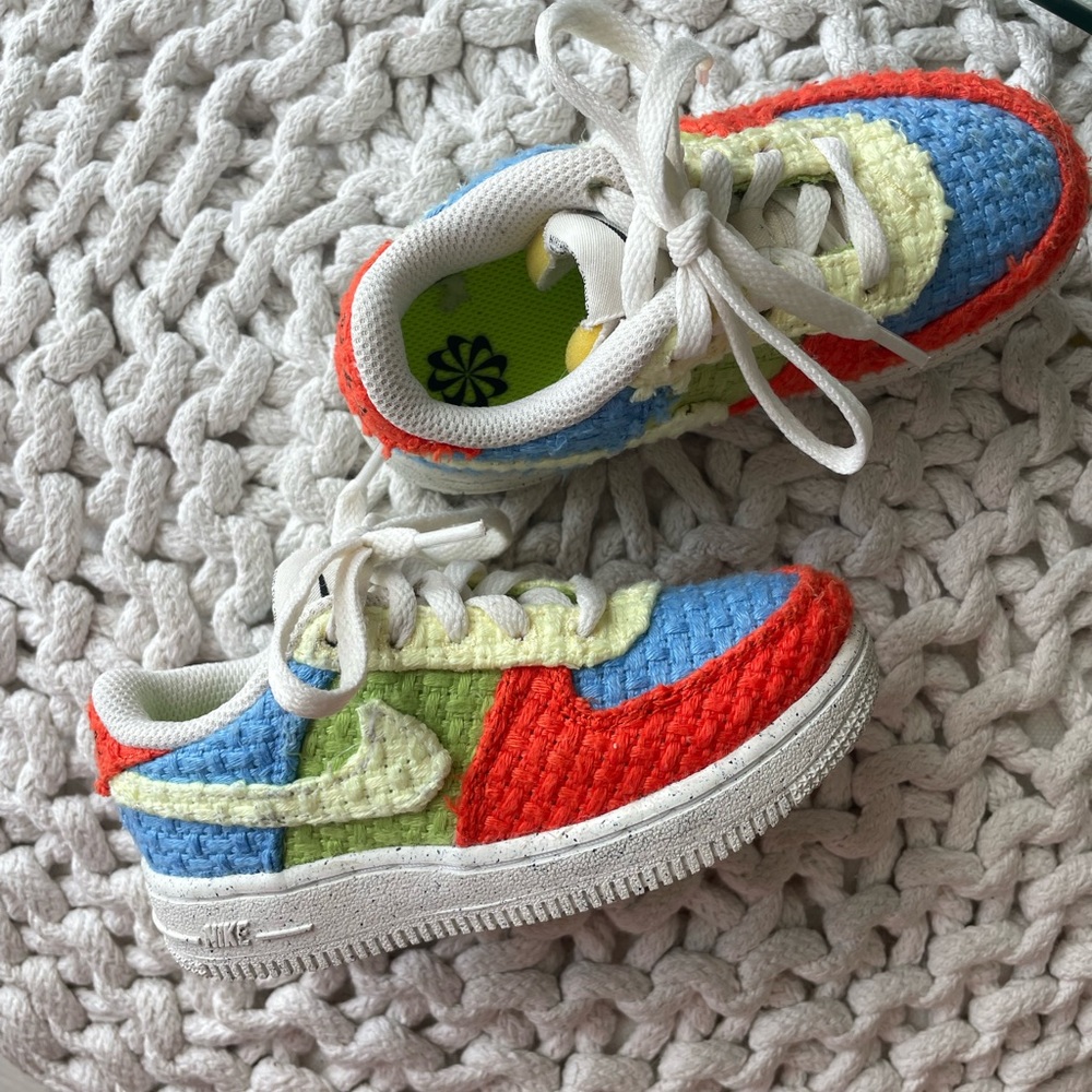 Like NEW Nike Air Force 1 Low kids shoe